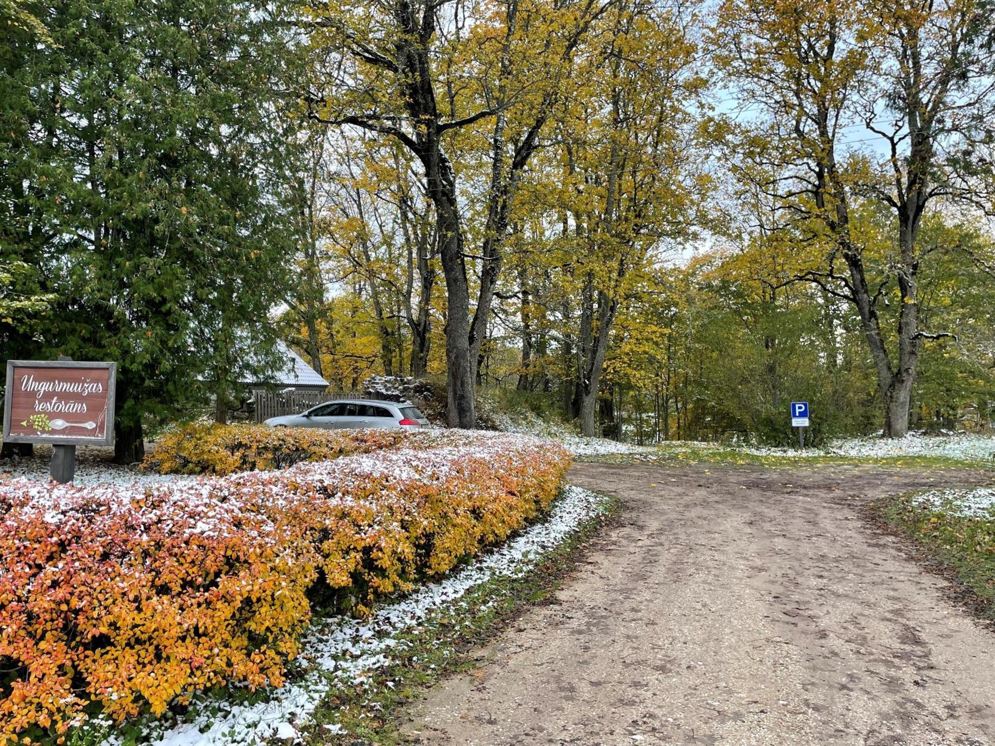 Ungurmuiza Hotel Auciems Buitenkant foto